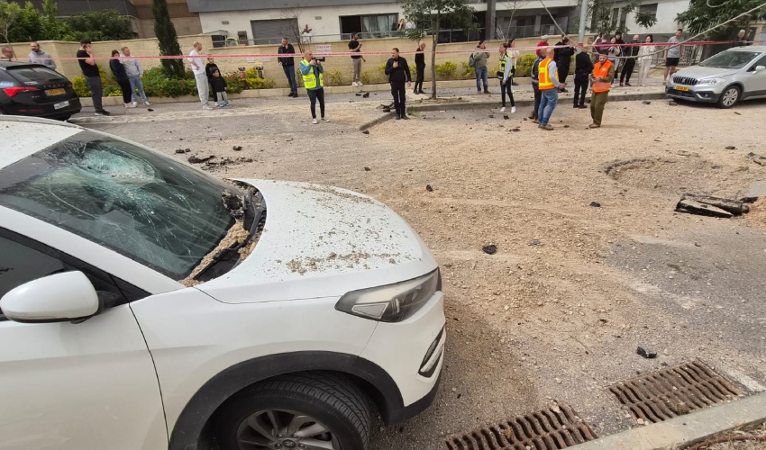זירת הנפילה בכביש אריאל שרון (צילום: יצחק גולדשטיין)
