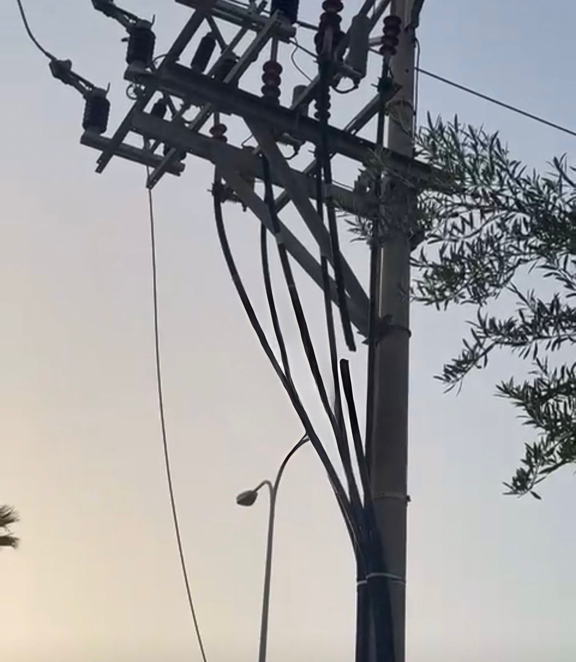 עמוד חשמל שנפגע מהירי מאיראן (צילום: שימוש לפי סעיף 27א' לחוק זכויות יוצרים)