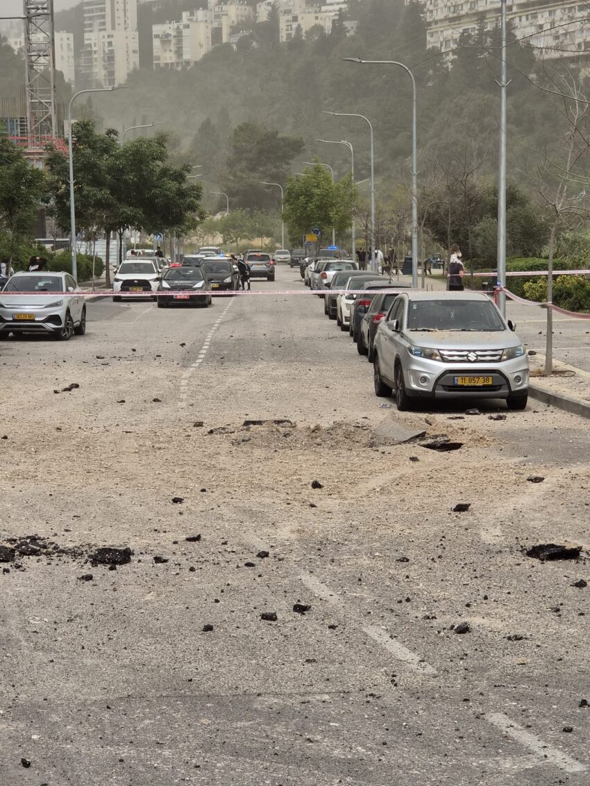 זירת הנפילה בכביש אריאל שרון (צילום: יצחק גולדשטיין)