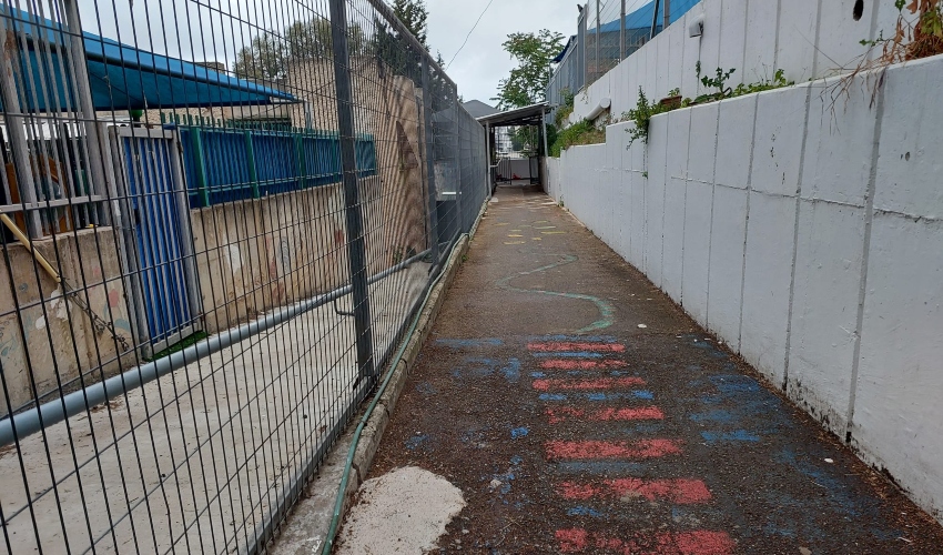 במקום החצר. רחבה צרה בכניסה לגן (צילום: דני יובל לובמן)