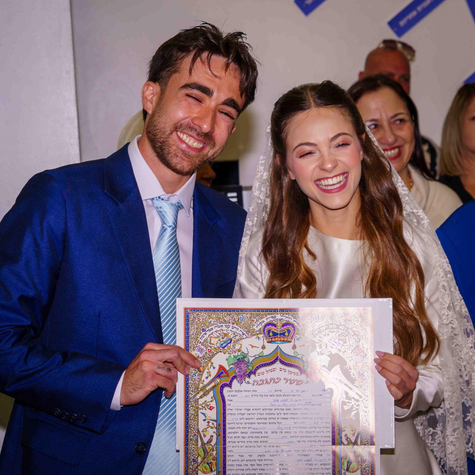 מריאנו סבצקי וקמילה פדרמן עם הכתובה (צילום: נחום לדר)