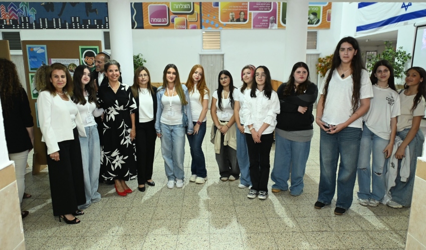 תלמידי מגמת אמנות יחד עם המורה גבריאלה כהן ומנהלת אגף חינוך ברוריה הספל (צילום: דוברות העירייה)