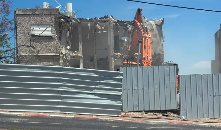 הריסת המבנה ברחוב שמשון 57 (צילום: ראובן כהן, דוברות עיריית חיפה)