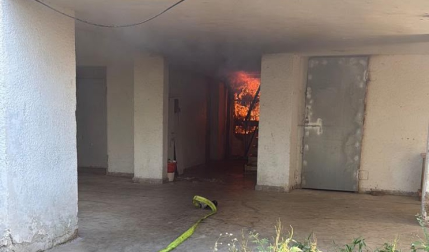 השריפה בבניין המגורים בקרית אתא (צילום: דוברות כבאות והצלה)