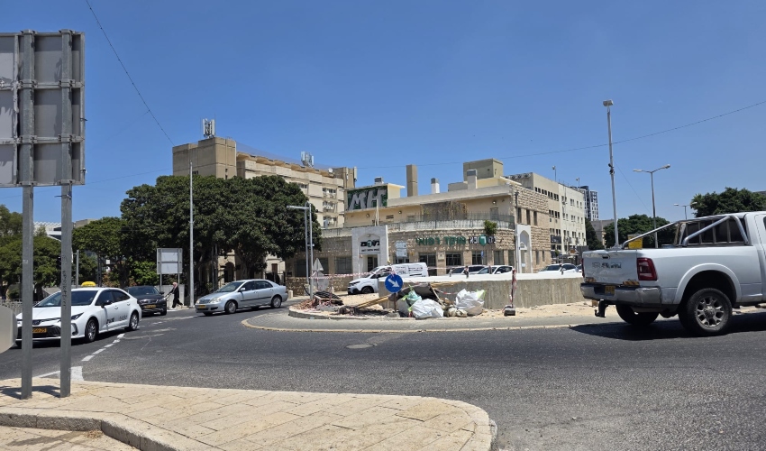 עבודות השיפוץ בכיכר (צילום: בועז כהן)