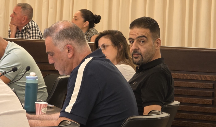 פאחר ביאדסי ורג'א זעאתרה בישיבת מועצת העיר (צילום: בועז כהן)