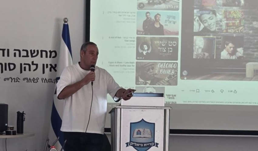 מנהל מערכות מידע, דני אלטרוביץ בפתיחת הקורס (צילום: דוברות העירייה)