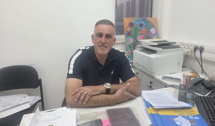 פאחר ביאדסי במשרדו בעיריית חיפה (צילום: בועז כהן)