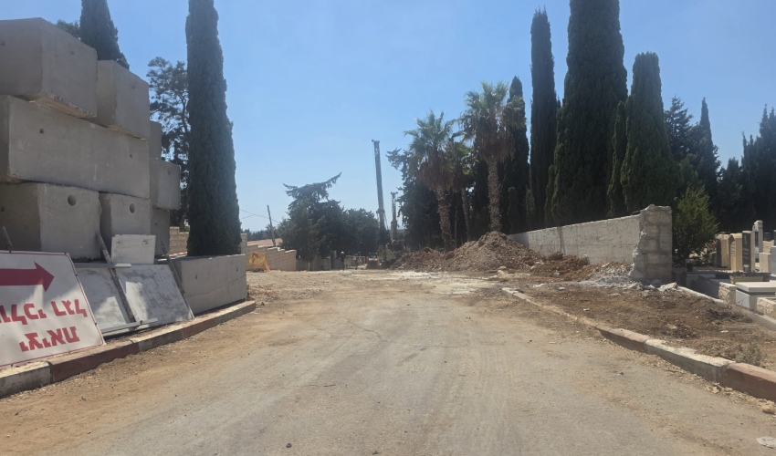 העבודות במתחם בתי העלמין בכפר סמיר (צילום: בועז כהן)