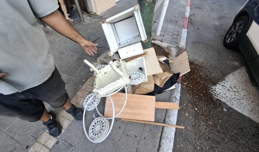 הפסולת שלטענת עיריית חיפה הושלכה מחוץ לחנות