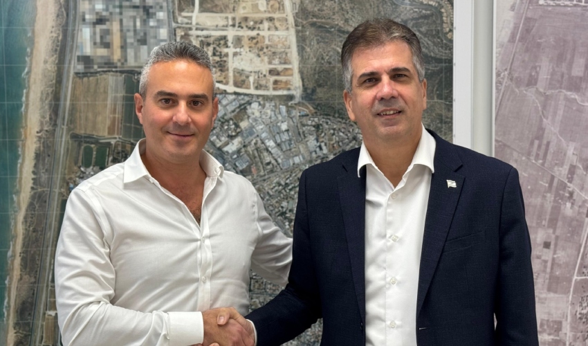 דודו כהן והשר אלי כהן (צילום: דוברות עיריית טירת כרמל)