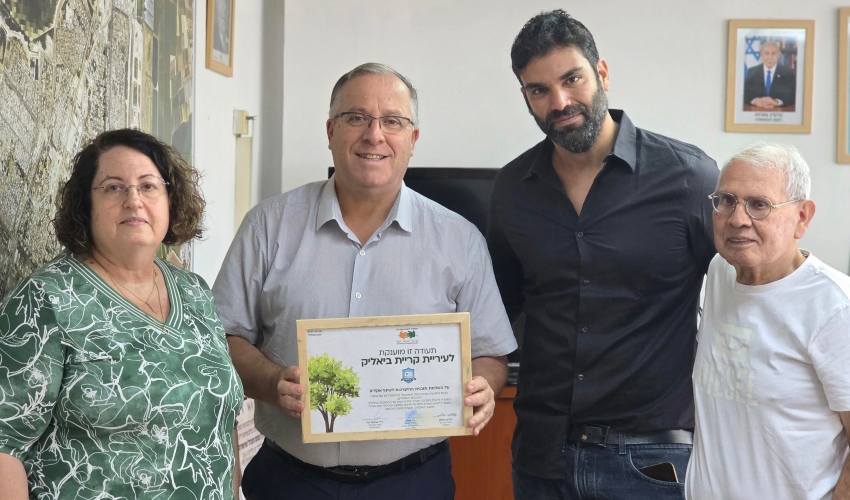 מימין לשמאל: סגן ראש העיר עמירם מסס, מנכ"ל המשרד להגנת הסביבה רמי רוזן, ראש העיר אלי דוקורסקי ומנהלת המחוז דורית זיס (צילום: דוברות העירייה)