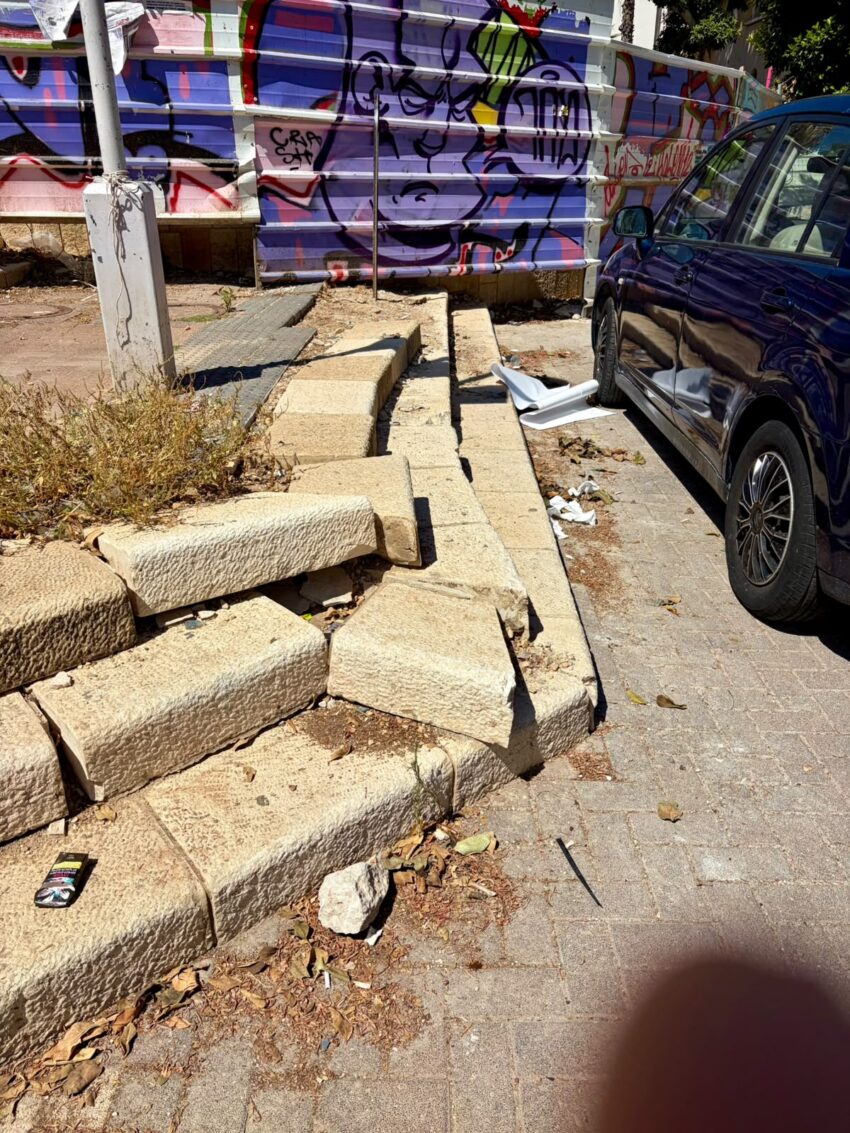 מדרגות שבורות בכיכר ליד גן בנימין (צילום: ירון הדר)