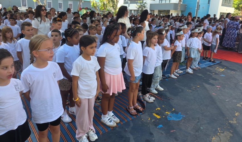 תלמידי כיתות א' של בית הספר קדימה בקרית ביאליק בשירת "התקווה" (צילום: דוברות העירייה)