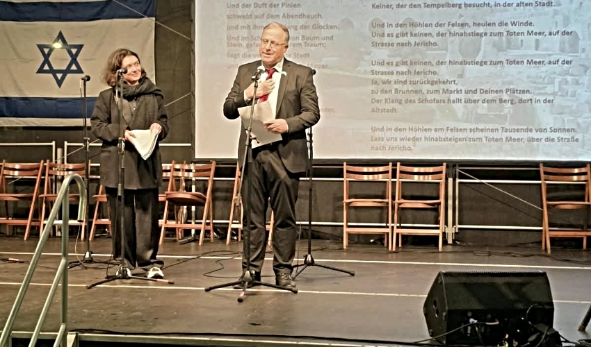 אלי דוקורסקי וראש הקהילה היהודית בקמניץ רות רושר נואמים בעצרת הזיכרון בגרמניה (צילום: דוברות עיריית קרית ביאליק)