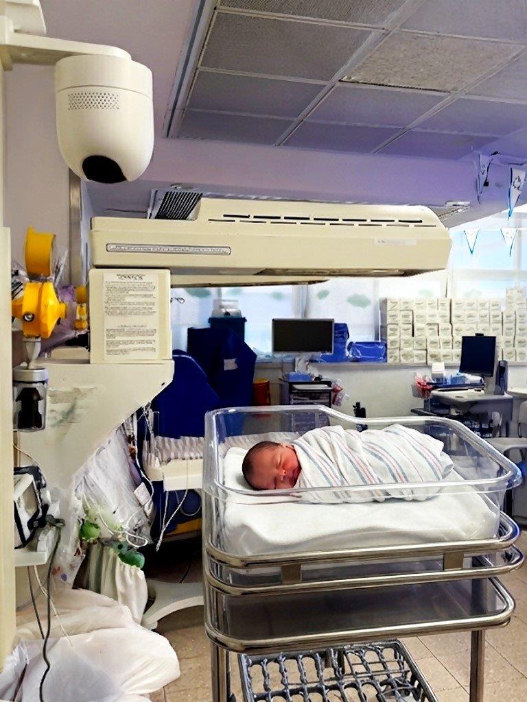 תינוק שרק נולד מצולם בתינוקייה בשידור חי לאמו (צילום: דוברות המרכז הרפואי כרמל)