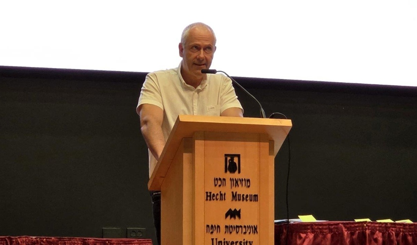 מנהל כרמל פרופ' אבי גולדברג מברך את הסטודנטים (צילום: אלי דדון)