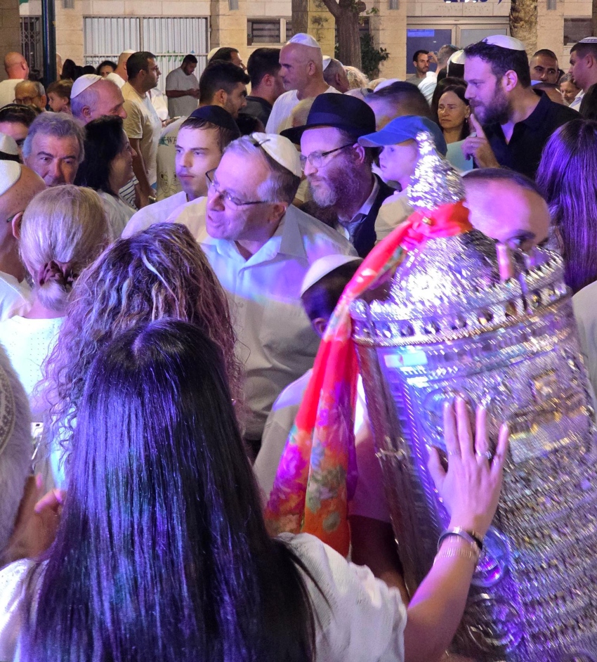 שמחת תורה בקרית ביאליק (צילום: דוברות העירייה)